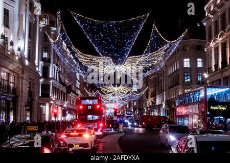 London, England, UK - 13. Dezember 2019: London festliche Weihnachten Straßenlaternen und Dekorationen auf Regents Street Stockfoto