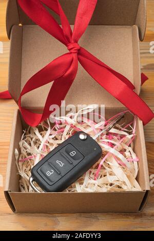 Autoschlüssel Und Geschenk-Box Isoliert Auf Weißem Hintergrund