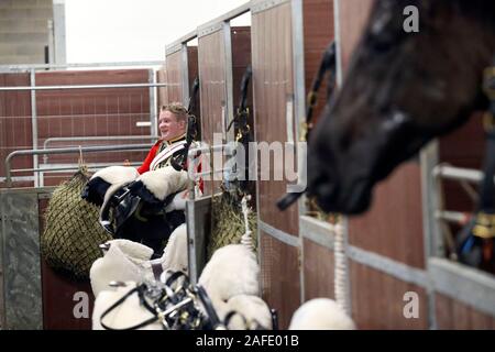 Die musikalische Fahrt der Household Cavalry nach Proben bei Olympia der London International Horse Show in West London. Die Horse Show läuft von Montag, dem 16. Dezember bis zum 23. am Messegelände Olympia. Stockfoto