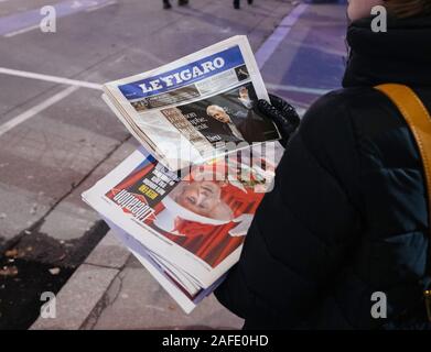 Paris, Frankreich - 14.12.2019: Frau mit in der Nähe der Presse Kiosk der französischen Zeitung Le Figaro, nachdem der britische Premierminister Boris Johnson die Konservative Partei von einem Erdrutsch Anfang Allgemeine parlamentarische Sieg gewonnen Stockfoto