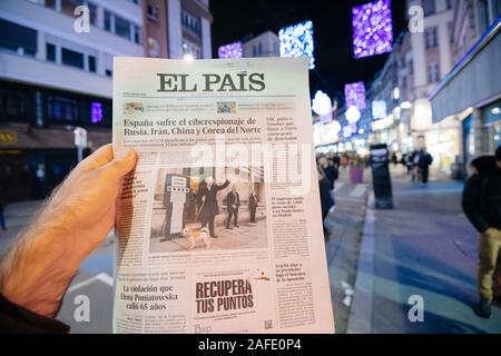 Paris, Frankreich - 14.12.2019: Mann hält in der Nähe der Presse kiosk Zeitung El Pais mit PM mit dem Hund auf der Abdeckung am Tag nach der britische Premierminister Boris Johnson ein Erdrutsch Anfang Allgemeine Sieg gewonnen Stockfoto