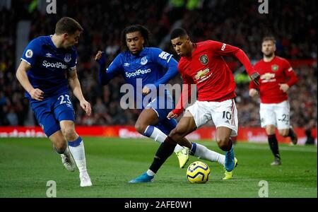 Von Manchester United Marcus Rashford (10), die in Aktion mit Everton ist Seamus Coleman (links) und Alex Iwobi während der Premier League Spiel im Old Trafford, Manchester. Stockfoto