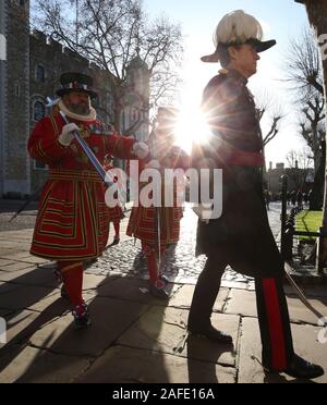 Yeoman Warder (besser bekannt als Beefeaters genannt) während ihrer Weihnachten State Parade am Tower von London. Stockfoto