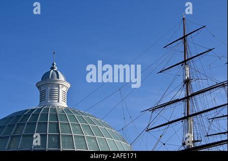 Ansicht der Cutty Sark Mast und der Fuß Tunnel Dome, Greenwich, London. Großbritannien Stockfoto