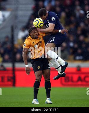 Wolverhampton Wanderers" Adama Traore und Tottenham Hotspurs' Jan Vertonghen während der Premier League Spiel im Molineux, Wolverhampton. Stockfoto