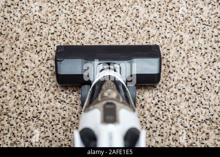 Staubsauger auf dem Teppich. Staubsauger auf dem Boden zeigen haus reinigung Konzept Stockfoto