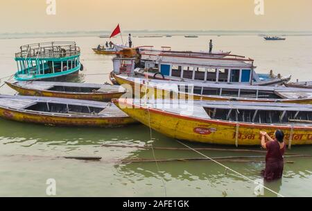 Boote aus Holz bei Sonnenaufgang auf dem Ganges in Varanasi, Indien Stockfoto