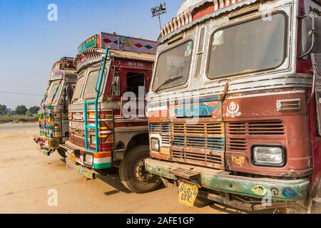 Alte traditionelle Lkw auf den Straßen von Indien Stockfoto