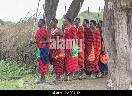 Gleichen, Tansania, 5. Juni, 2019: Masai Krieger aus einem benachbarten Dorf in einem zeremoniellen langsamen Spaziergang Stockfoto