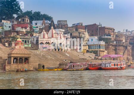 Tempel und Boote an der Scindia Ghat in Varanasi, Indien Stockfoto