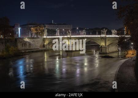 Rom, Italien, 20. Dezember 2019. Brücke der Engel in der Nähe des Castel Sant'Angelo und Vatikan mit Blick auf den Tiber. Ansicht in der Metrogegend unterwegs. Stockfoto