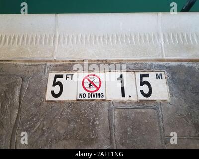 Kein tauchen Warnzeichen oder Symbol am Rand des Swimming pool Stockfoto