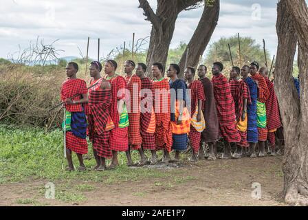 Gleichen, Tansania, 5. Juni, 2019: Masai Krieger aus einem benachbarten Dorf in einem zeremoniellen langsamen Spaziergang Stockfoto