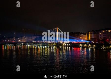 Licht projiziert auf der Saône für Fête des Lumières - Ville de Lyon - Jährliches Festival der Lichter in Lyon, Frankreich - Dezember 2019 Stockfoto