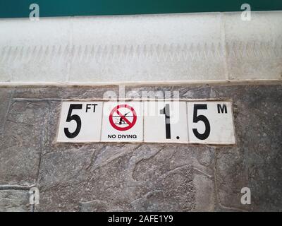 Kein tauchen Warnzeichen oder Symbol am Rand des Swimming pool Stockfoto