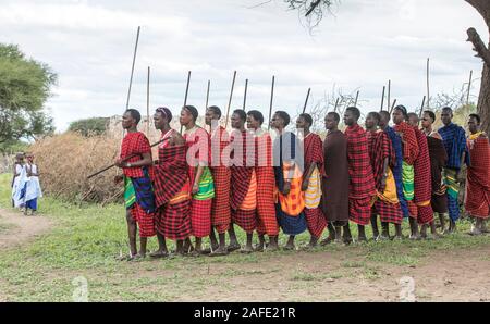 Gleichen, Tansania, 5. Juni, 2019: Masai Krieger aus einem benachbarten Dorf in einem zeremoniellen langsamen Spaziergang Stockfoto