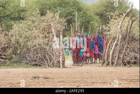 Gleichen, Tansania, 5. Juni, 2019: Masai Krieger aus einem benachbarten Dorf in einem zeremoniellen langsamen Spaziergang Stockfoto