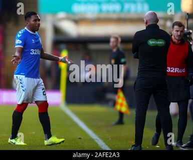 Motherwell, Schottland, Großbritannien. 15. Dez 2019. Schottische Premiership Fußball, Motherwell gegen Rangers; Alfredo Morelos von Förster Gesten zum 4. offiziellen Bobby Madden nach seiner roten Karte in der 71 Minute - Redaktionelle Verwendung Credit: Aktion Plus Sport Bilder/Alamy leben Nachrichten Stockfoto