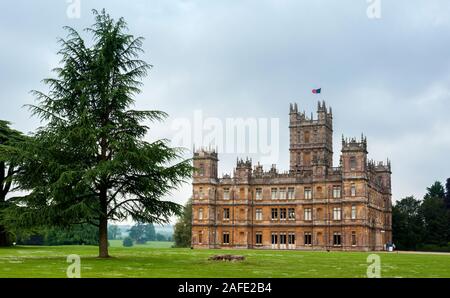 NEWBURY, Hampshire - Highclere Castle, ein Jacobethan style Country House, der Heimat des Grafen und der Gräfin von Carnarvon. Einstellung der Downton Abbey - Großbritannien Stockfoto