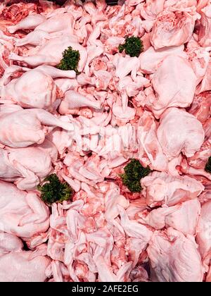 Viel Frisches Geflügel Fleisch zum Essen auf dem Tisch als Hintergrund Stockfoto