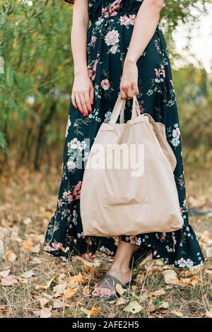 Kaukasische Mädchen hält Bettwäsche shopper auf Sonnenuntergang im Freien. Null Abfall umweltfreundlich bewusst Stockfoto