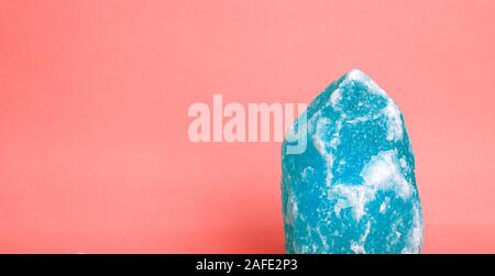 Blau Mineral auf einem rosa Hintergrund. Minimalen Begriff. Stockfoto