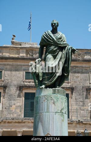 Corfu-City, Griechenland: Die Statue von Sir Frederick Adam vor dem Palast von St. Michael und St. George Stockfoto