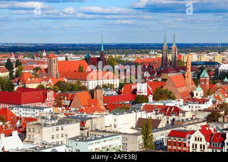 Luftaufnahme von der Breslauer Altstadt mit der Glockentürme der zahlreichen Kirchen und Kathedralen an einem sonnigen Nachmittag. Polen. Stockfoto