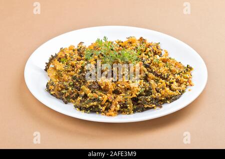 Indische Gericht: Bitterer Kürbis Braten mit Gewürzen und Kräutern Stockfoto