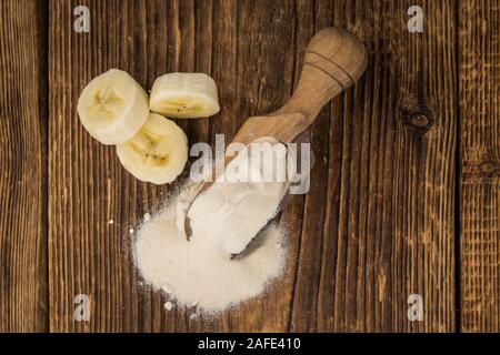 Frischen Boden Banane auf einem alten, rustikalen Holztisch, selektiver Fokus, Nahaufnahme Stockfoto