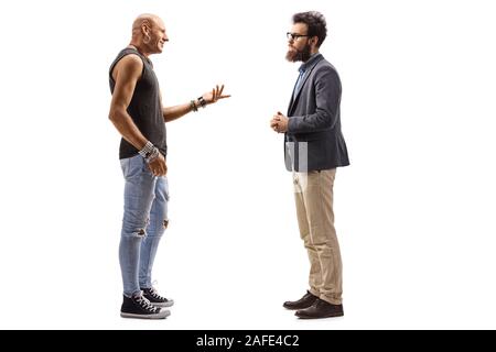 Volle Länge Profil Schuß eines männlichen Hipster sprach mit einem bärtigen Mann auf weißem Hintergrund Stockfoto