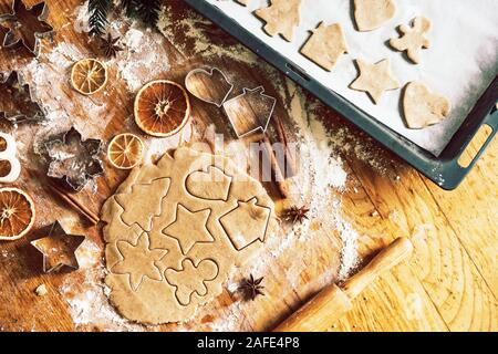 Ausgerollten Teig auf einer hölzernen Tisch Stockfoto