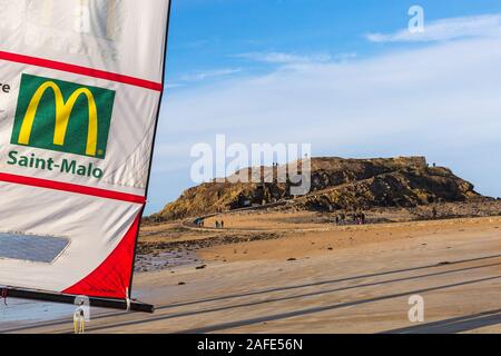 Grand Island mit Angaben von Saint-Malo Segeln von Saint Malo, Saint Malo, Bretagne, Frankreich im Dezember sein - bei Ebbe zugänglich Stockfoto