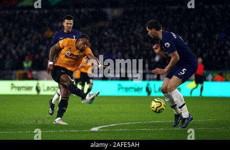 Wolverhampton Wanderers" Adama Traore (37) Kerben seine Seiten erstes Ziel während der Premier League Spiel im Molineux, Wolverhampton. Stockfoto