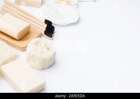 Null Abfall mit natürlichen biologisch abbaubaren Self Care Produkte auf Blau. Bambus Zahnbürsten, handgemachte Seife Shampoo Bars, Wattestäbchen Pads, Hygiene Produkte luffa auf Weiß, selektiven Fokus Stockfoto