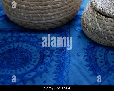 Blauen indischen arabischen textile Tribal Muster und Körbe closeup Stockfoto