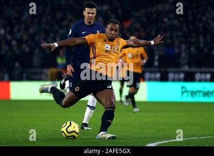 Wolverhampton Wanderers" Adama Traore (37) Kerben seine Seiten erstes Ziel während der Premier League Spiel im Molineux, Wolverhampton. Stockfoto