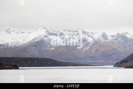 Die Küste in der Nähe des Dorfes Ornes in Norwegen. Hafslo liegt in der Provinz Nordland, Norwegen im Norden. Stockfoto