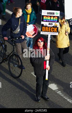 Echten Menschen tragen Klima protest Zeichen Freitags für zukünftige Demonstration. Stockfoto