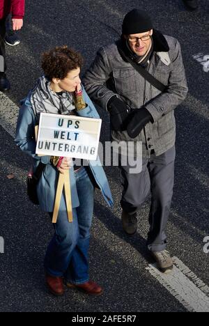 Echten Menschen tragen Klima protest Zeichen Freitags für zukünftige Demonstration. Stockfoto