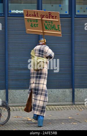 Echten Menschen tragen Klima protest Zeichen Freitags für zukünftige Demonstration. Stockfoto