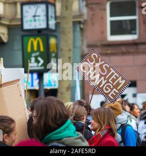 Echten Menschen tragen Klima protest Zeichen Freitags für zukünftige Demonstration. Stockfoto