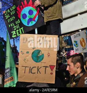 Echten Menschen tragen Klima protest Zeichen Freitags für zukünftige Demonstration. Stockfoto