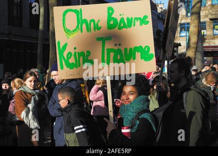 Echten Menschen tragen Klima protest Zeichen Freitags für zukünftige Demonstration. Stockfoto