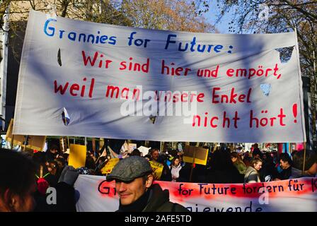 Echten Menschen tragen Klima protest Zeichen Freitags für zukünftige Demonstration. Stockfoto