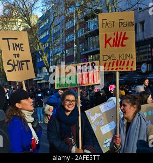 Echten Menschen tragen Klima protest Zeichen Freitags für zukünftige Demonstration. Stockfoto