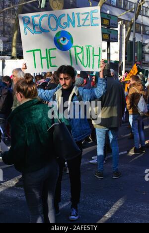 Echten Menschen tragen Klima protest Zeichen Freitags für zukünftige Demonstration. Stockfoto