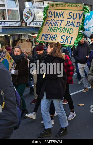 Echten Menschen tragen Klima protest Zeichen Freitags für zukünftige Demonstration. 'Dank SUV fährt bald niemand mehr Ski' Stockfoto