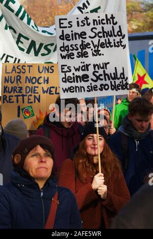 Echten Menschen tragen Klima protest Zeichen Freitags für zukünftige Demonstration. Stockfoto