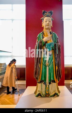 Glasiertem Porzellan chinesische Abbildung, Assistent der Richter der Hölle. British Museum, London, England, Großbritannien Stockfoto